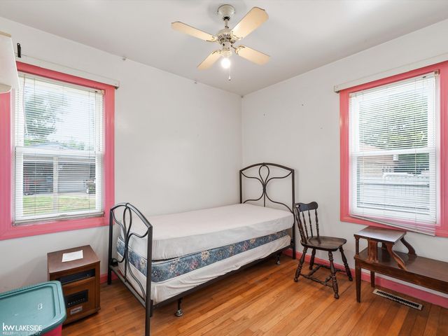 19039 Deering, Livonia, MI 48152
