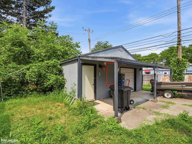 19039 Deering, Livonia, MI 48152