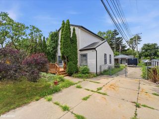 19039 Deering, Livonia, MI 48152