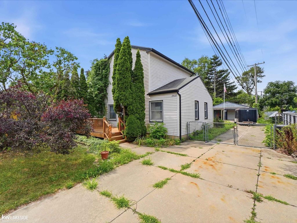 19039 Deering, Livonia, MI 48152