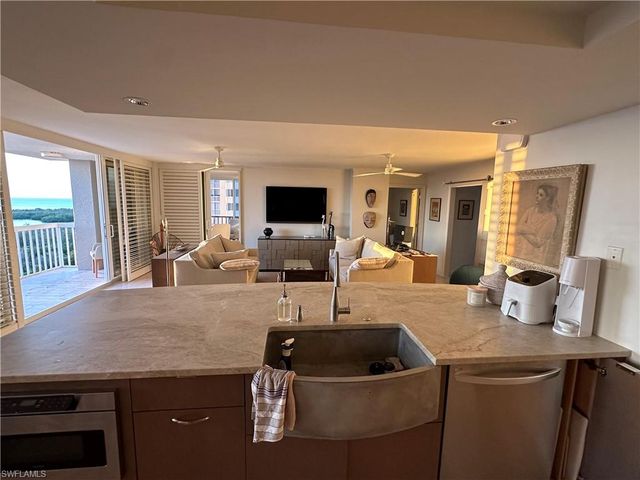 6585 Nicholas BLVD 1105, Naples, FL 34108