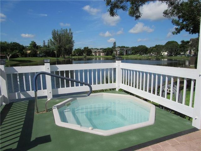 3740 INVERRARY Drive 1E, Lauderhill, FL 33319