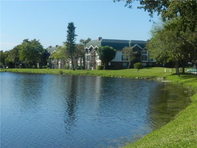 3740 INVERRARY Drive 1E, Lauderhill, FL 33319