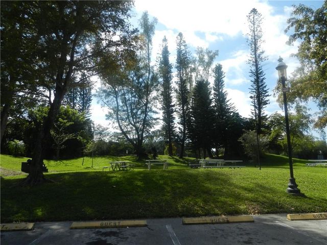 3740 INVERRARY Drive 1E, Lauderhill, FL 33319