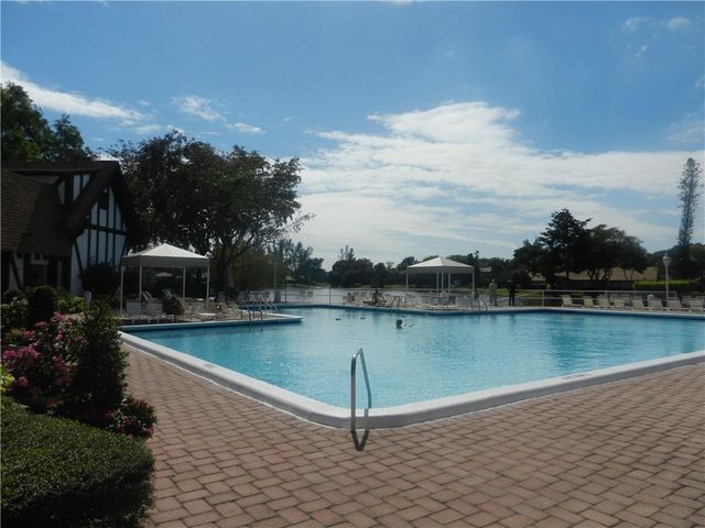 3740 INVERRARY Drive 1E, Lauderhill, FL 33319