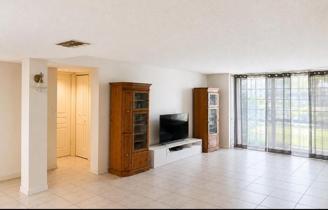 3740 INVERRARY Drive 1E, Lauderhill, FL 33319