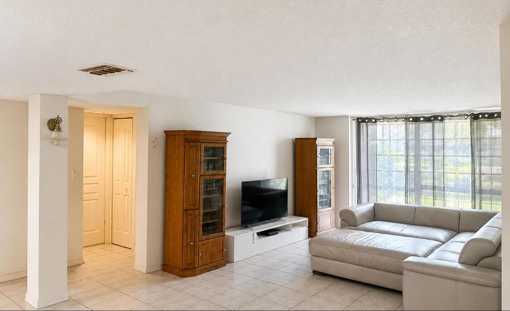 3740 INVERRARY Drive 1E, Lauderhill, FL 33319