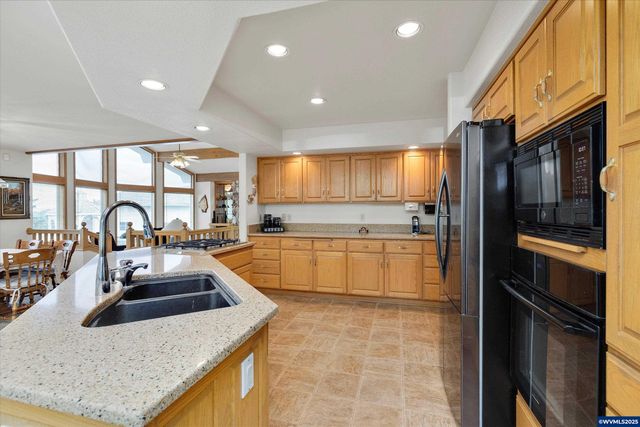 6553 Rippliing Brook SE Dr, Salem, OR 97317