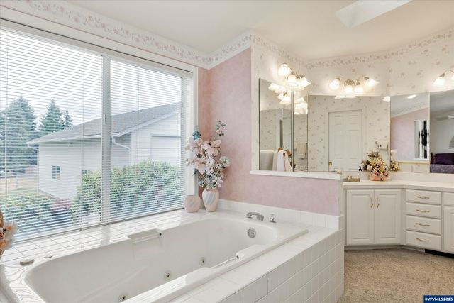 6553 Rippliing Brook SE Dr, Salem, OR 97317