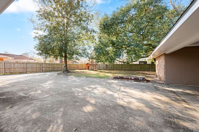 886 Hedgewood Dr, Baton Rouge, LA 70815