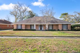 886 Hedgewood Dr, Baton Rouge, LA 70815