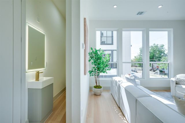 512 N Lancaster Street 12, Dallas, TX 75203