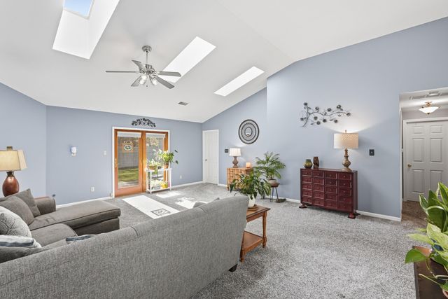 239 Laura Lane, Hobart, IN 46342