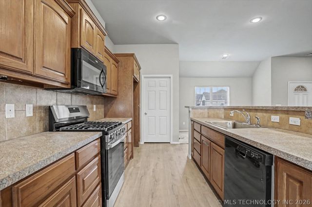 8671 Hawthorne Drive, Claremore, OK 74019