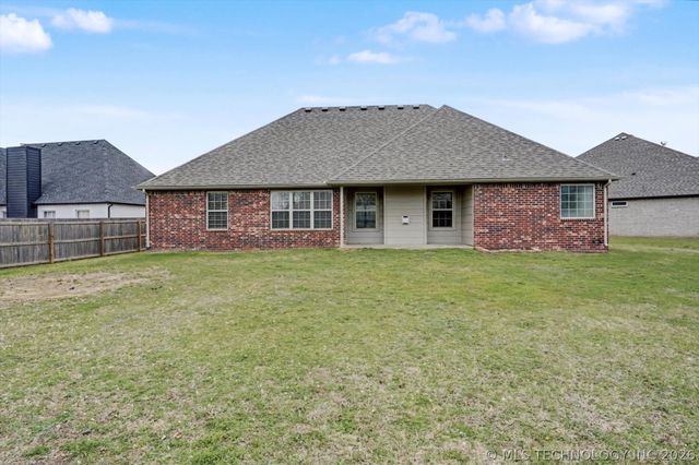 8671 Hawthorne Drive, Claremore, OK 74019