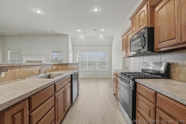 8671 Hawthorne Drive, Claremore, OK 74019