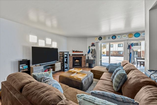 1052 Southbury Lane B1, Wheeling, IL 60090