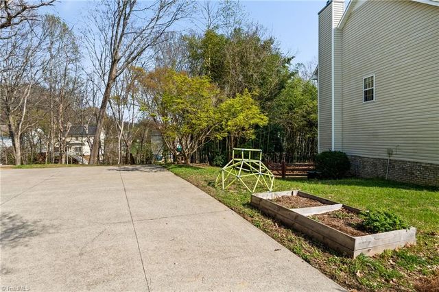 135 Valleyoak Court, Clemmons, NC 27012