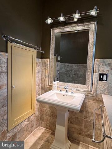 11 N WAYNE, Lewistown, PA 17044