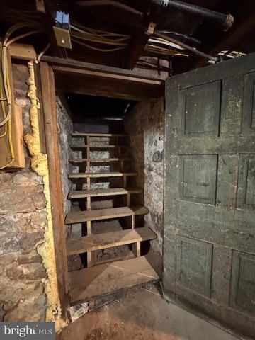 11 N WAYNE, Lewistown, PA 17044