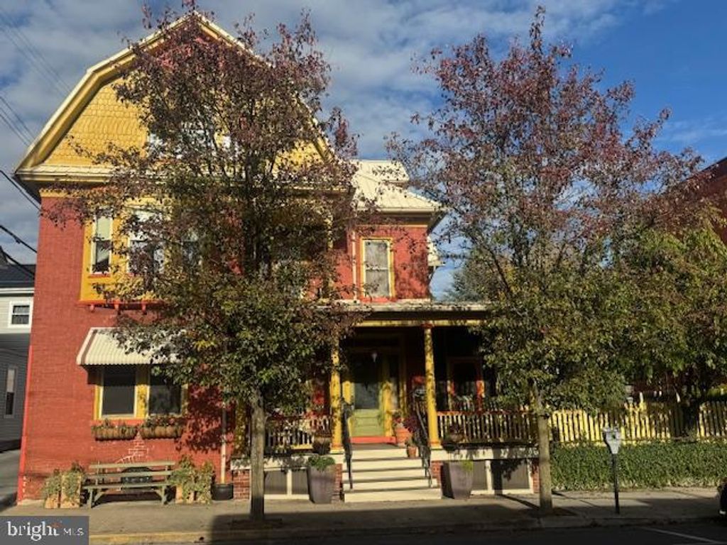 11 N WAYNE, Lewistown, PA 17044