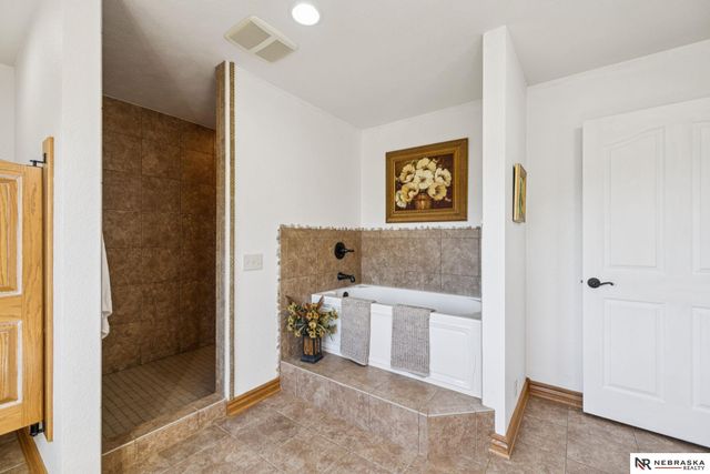 6525 Rolling Hills Court, Lincoln, NE 68512