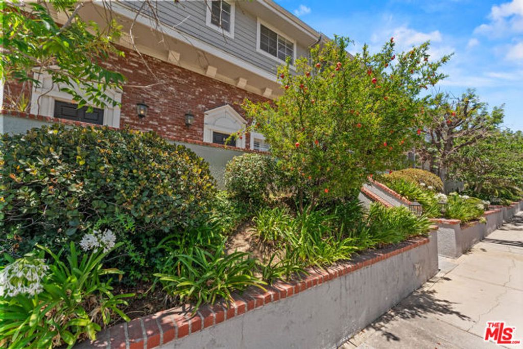 8741 Darby Avenue 2, Northridge (los Angeles), CA 91325