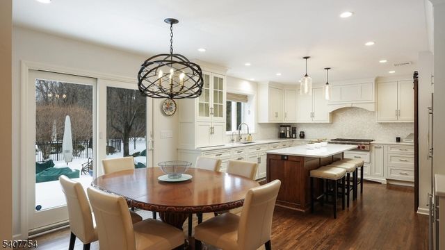 7 Manor Dr, Warren Twp., NJ 07059