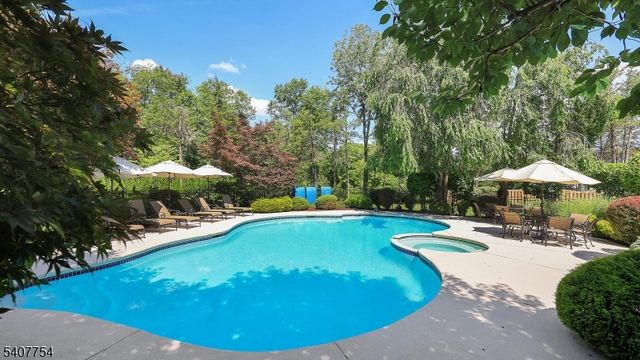 7 Manor Dr, Warren Twp., NJ 07059