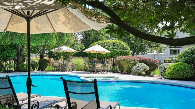 7 Manor Dr, Warren Twp., NJ 07059