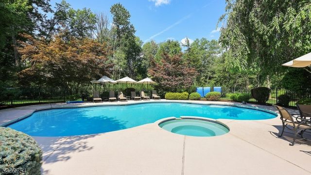 7 Manor Dr, Warren Twp., NJ 07059