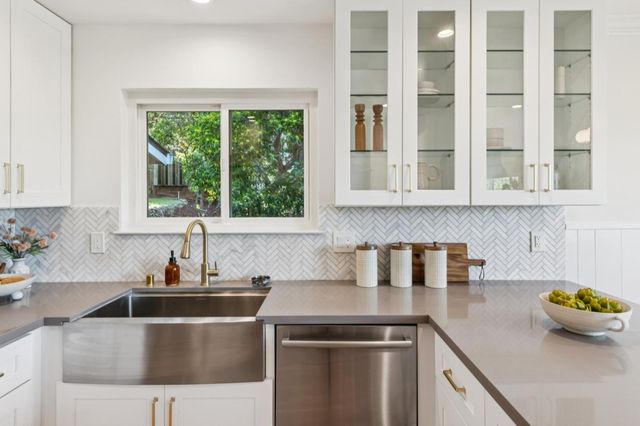 611 Hillcrest Drive, Redwood City, CA 94062