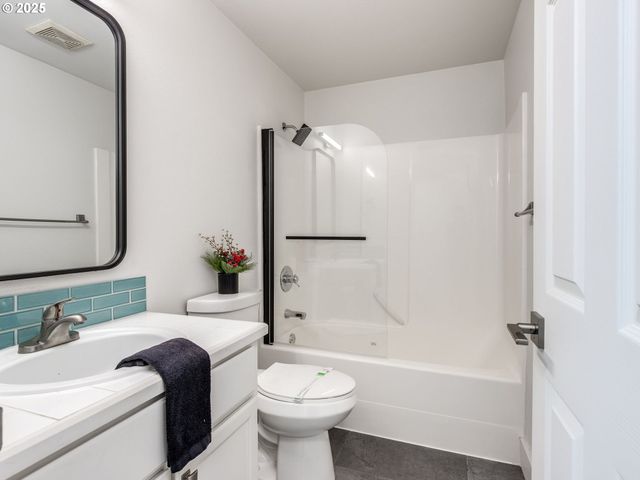 18067 Sw NIKS Dr, Beaverton, OR 97003