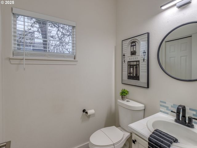 18067 Sw NIKS Dr, Beaverton, OR 97003