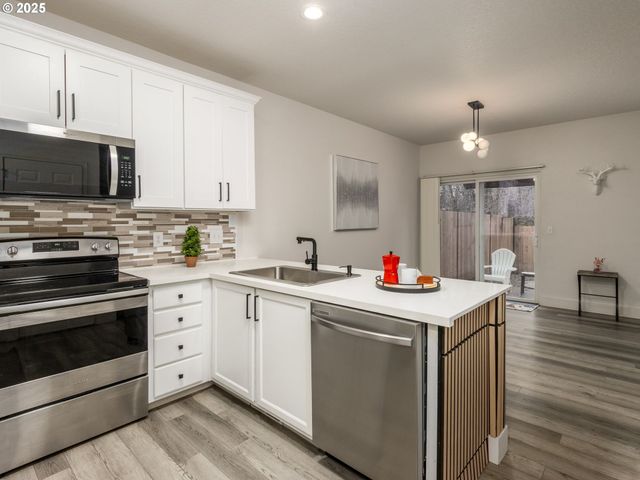 18067 Sw NIKS Dr, Beaverton, OR 97003