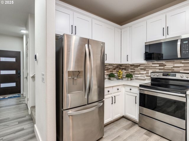 18067 Sw NIKS Dr, Beaverton, OR 97003