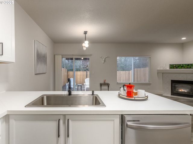 18067 Sw NIKS Dr, Beaverton, OR 97003