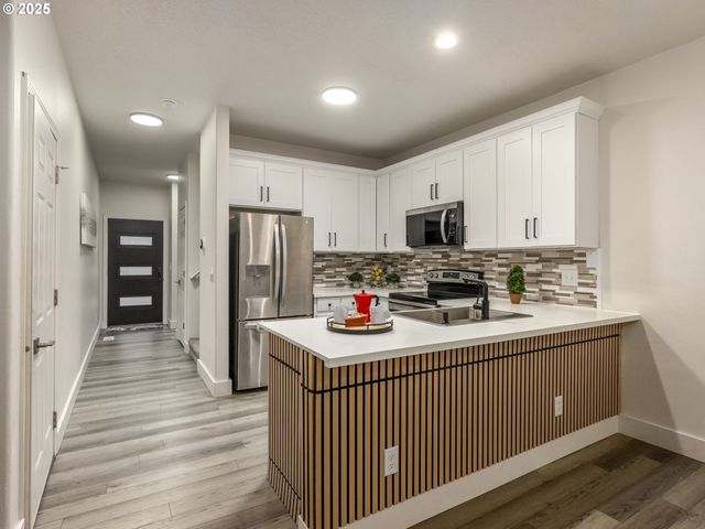 18067 Sw NIKS Dr, Beaverton, OR 97003