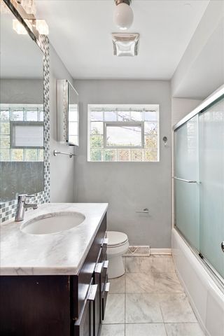 6105 N LOWELL Avenue, Chicago, IL 60646