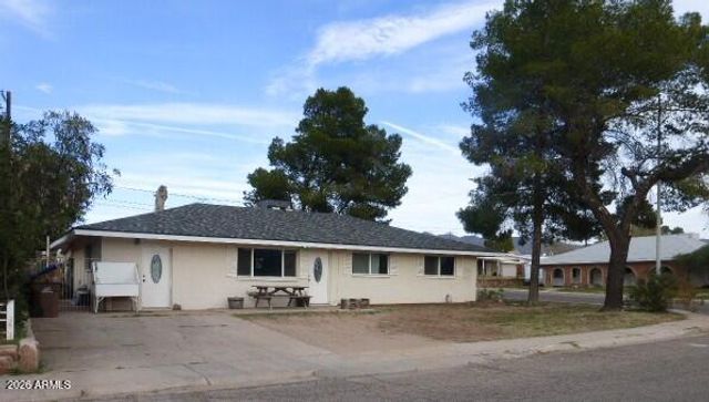 302 W GREENWICH Road, Kearny, AZ 85137