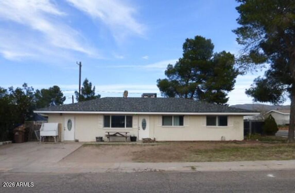 302 W GREENWICH Road, Kearny, AZ 85137