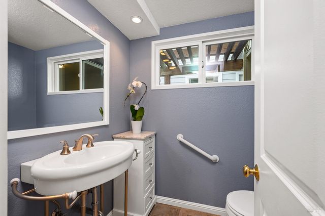 1312 Foothill Dr, Healdsburg, CA 95448