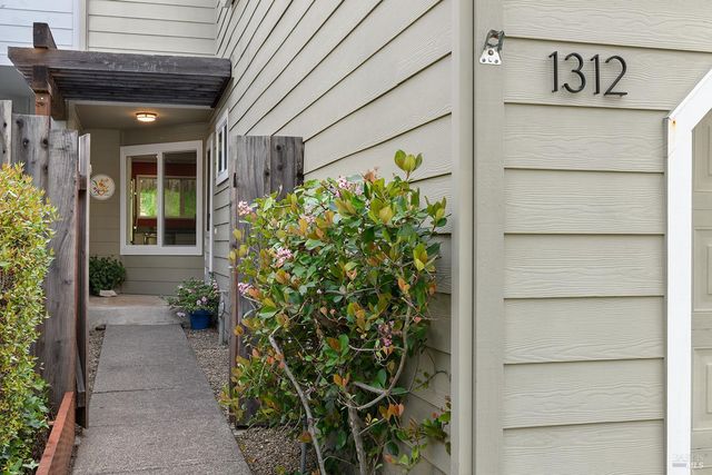 1312 Foothill Dr, Healdsburg, CA 95448