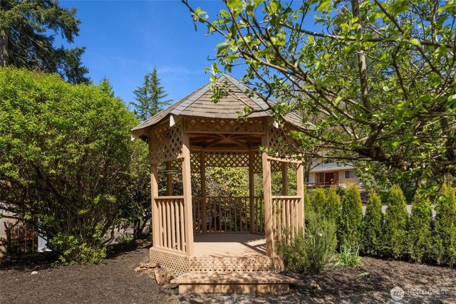 1525 218th Place NE, Sammamish, WA 98074