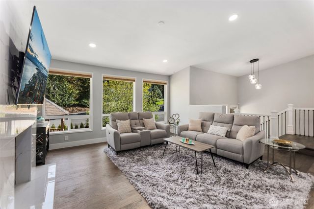 1525 218th Place NE, Sammamish, WA 98074