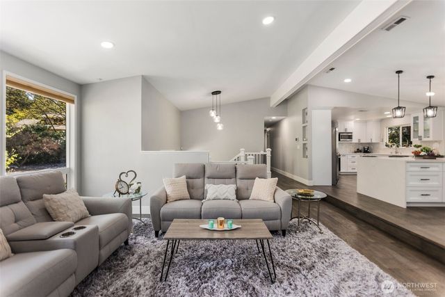 1525 218th Place NE, Sammamish, WA 98074