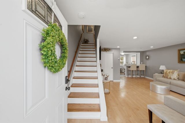 38 Village Green Dr 77, North Andover, MA 01845