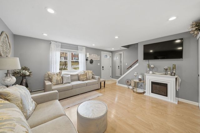 38 Village Green Dr 77, North Andover, MA 01845