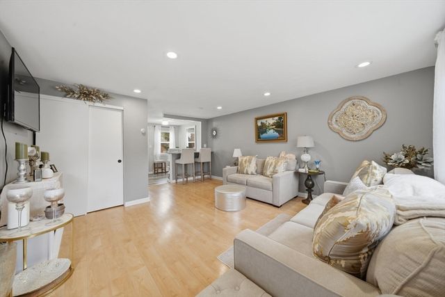 38 Village Green Dr 77, North Andover, MA 01845