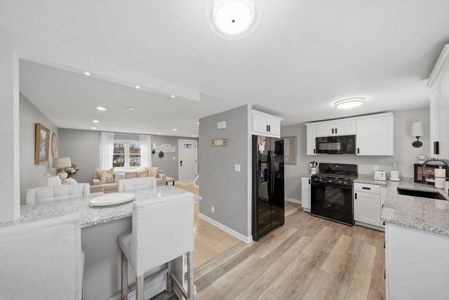 38 Village Green Dr 77, North Andover, MA 01845